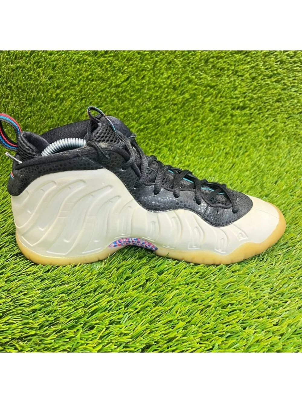 Nike Air Foamposite Pro Boys Size 7Y Ivory Black Blue Basketball Shoes Sneakers